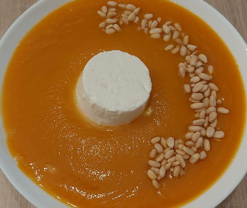 Soupe de Butternut, faisselle et pignons de pin